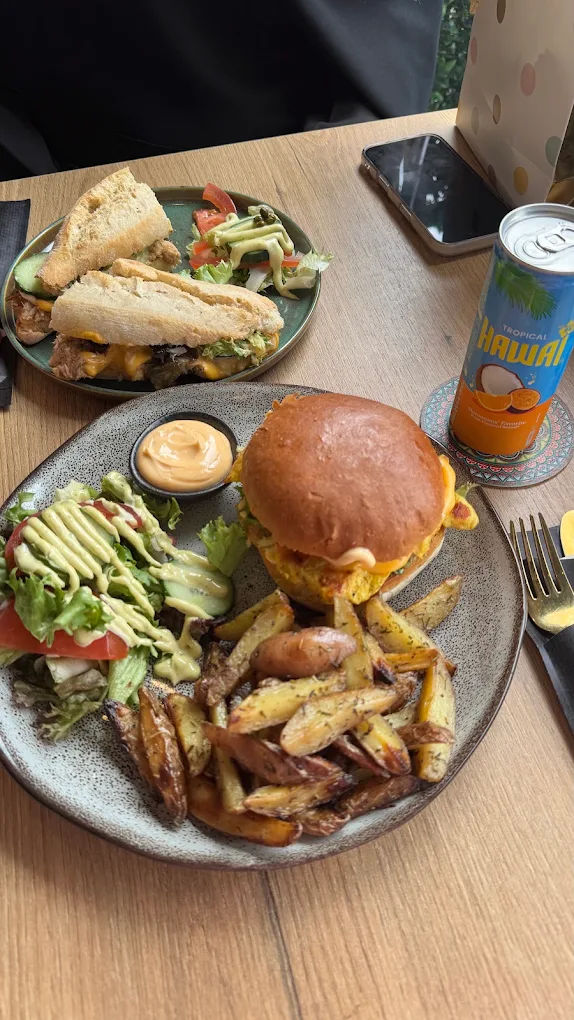 Kalfsburger met frites en salade